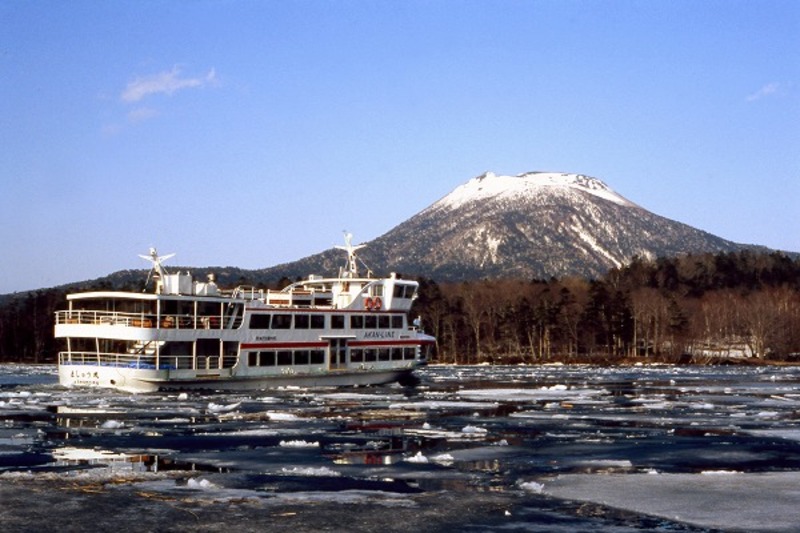 阿寒湖の遊覧船と雄阿寒岳 阿寒湖の遊覧船と雄阿寒岳
